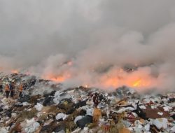 bakaran sampah penyebab terbakarnya gudang peti buah di desa kedung jaya cirebon