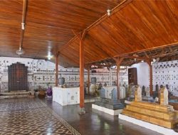 Wisata Religi di Cirebon Singgah di Makam Para Wali