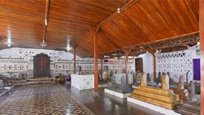 Wisata Religi di Cirebon Singgah di Makam Para Wali