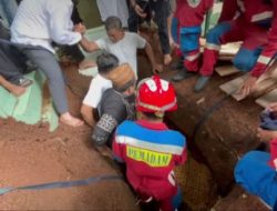 Damkar Bantu Makamkan Jenazah Seberat 200 Kg di Kuningan