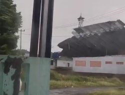 Puting Beliung Terjang Perumahan di Cirebon, Atap Masjid-Rumah Rusak