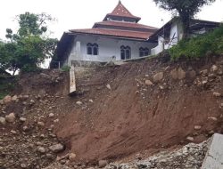 Abrasi Sungai Cipager Ancam Masjid Bersejarah Bawah Tanah Cirebon
