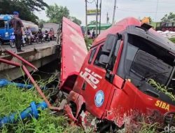 Truk Tronton Muatan Pupuk Oleng Masuk Sungai di Pantura Pati