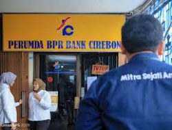 Antrean Klaim Nasabah BPR Cirebon Membeludak