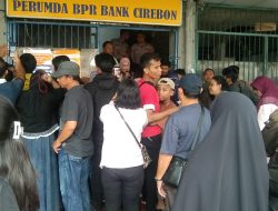 Nasabah Geruduk BPR Bank Cirebon Usai Izin Dicabut